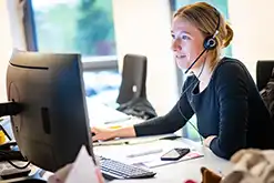 Holztisch mit Katalog von Offaehrte Sprachreisen