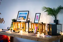 Holzschild mit verschiedenen Urlaubsdestinationen